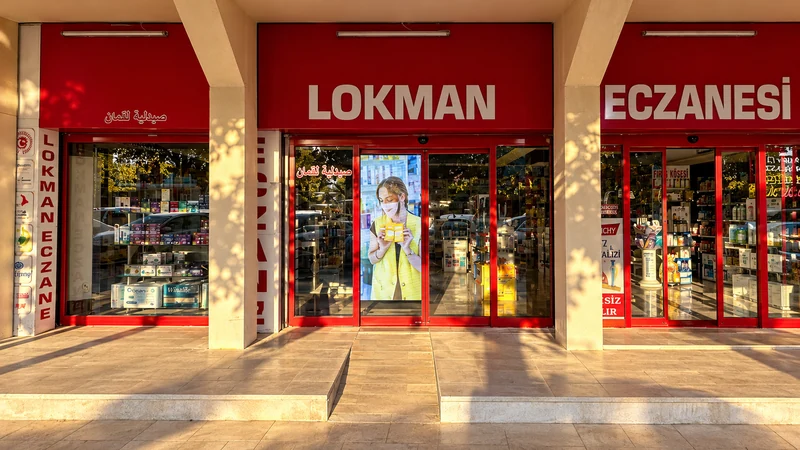 Lokman Eczanesi girişindeki dikey LED reklam ekranı.