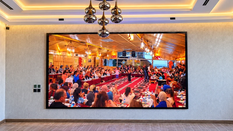 Sembol Ocakbaşı içinde restoran görüntüsü gösteren LED ekran.