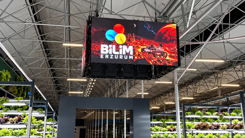 Teknofest alanında çelik konstrüksiyona asılı çok yüzlü LED ekran.