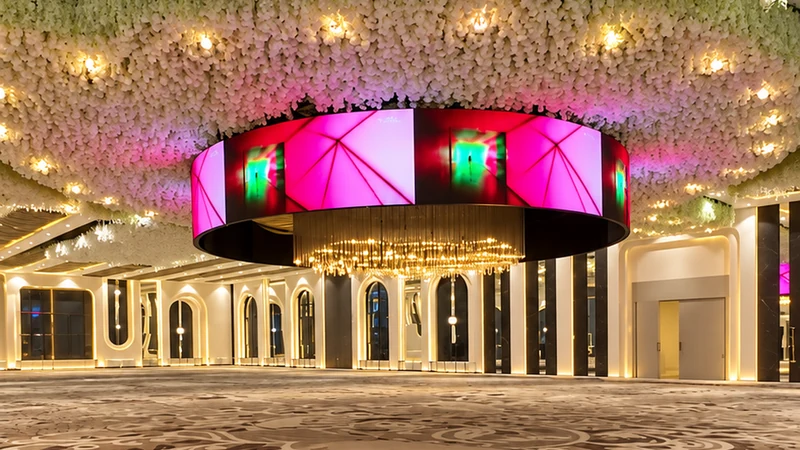 Three Diamond çiçekli tavan altında oval LED ekran; genel görünüm