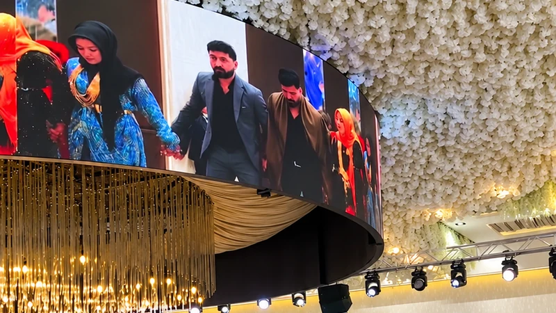 Three Diamond çiçekli tavan altında oval LED ekran; yakın açı
